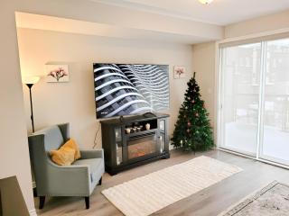 Modern 4BR Ottawa Townhouse Free Parking - 5