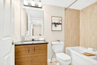 Modern 4BR Ottawa Townhouse Free Parking - 1