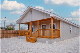 Your Inner-City Sanctuary: 3BR2BA Near Riverwalk - 8