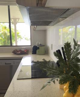 Palm Springs Waterfront Retreat - Broadbeach Waters - 7