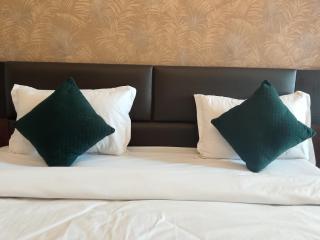 Golden Palm Airport View - 5