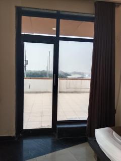 Golden Palm Airport View - 3