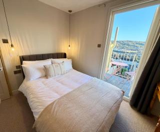 Georgian flat - 2-beds with balcony & views - 9