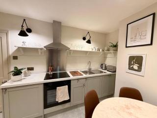 Georgian flat - 2-beds with balcony & views - 6