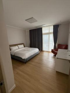 Highland Luxe Villa Clark 4BR king size bed - 1