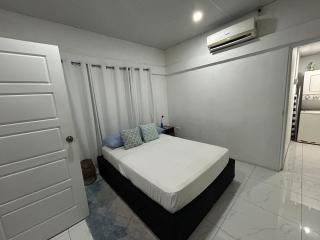 Uptown POS 2 bedroom WiFi, AC, coffee walkable to everything - 5