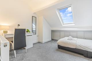 Stylish Spacious 3-Bed Sheffield Home - 9