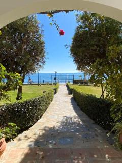 Hacienda Beach Estepona - Primera línea de playa, piscinas y jardines tropicales - 8