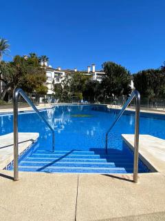 Hacienda Beach Estepona - Primera línea de playa, piscinas y jardines tropicales - 9