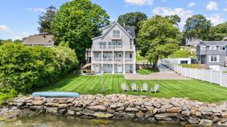 Waterfront Renovated Apartment - 0