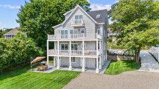 Waterfront Renovated Apartment - 8