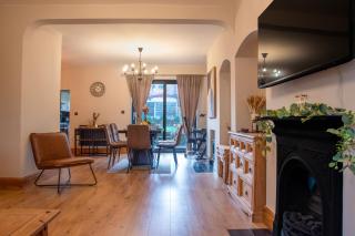 Exquisite Bolton House, Garden Living, Parking, Sleeps 7 - 8