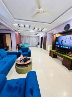 The Downtown Den - 7