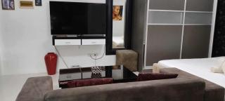 Kandi Grosvenor Modern Studio Unit E-14 - 2