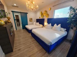 Houston's Downtown Bloom House - Spacious Floral Escape for Groups - 3