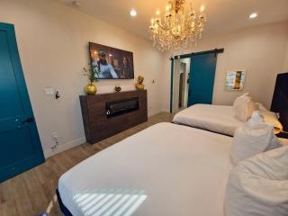 Houston's Downtown Bloom House - Spacious Floral Escape for Groups - 5