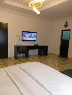 Heirloom Luxury Hotel and Apartments - 9