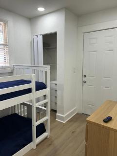 Downtown Zen 2-Bedrooms Private Bungalow - 3