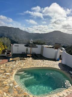 Charmante casita met veranda en zwembad op een kleinschalige olijf Finca - 4