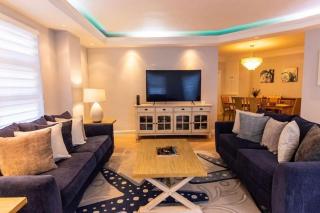 The Breezy Borough - 100ft to Paradise Next to Baha Mar 2BD 2BTH - 4