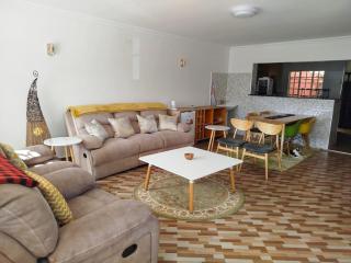 Urban Garden Hideaway Serene one-bedroom retreat with a private garden & chill veranda, 30 Minutes from JKIA - 1