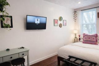 Artsy Hidden Gem --- FREE PARKING - 8