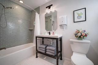 Artsy Hidden Gem --- FREE PARKING - 7