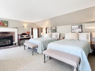 The Four Columns Inn & 1832 Tavern - 3