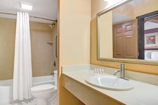 Days Inn & Suites by Wyndham Tampa - Ybor City - 3