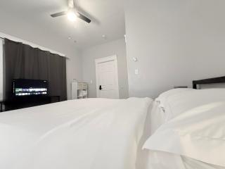 The Uno Room first floor 10 min d-town 15 airport - 0