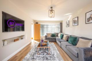 6 Bedroom, 2 Bathroom Modern, Spacious Home - 0