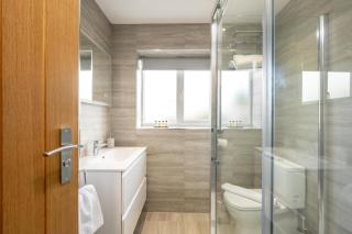 6 Bedroom, 2 Bathroom Modern, Spacious Home - 9