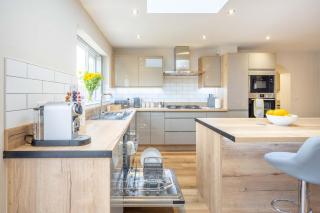 6 Bedroom, 2 Bathroom Modern, Spacious Home - 8