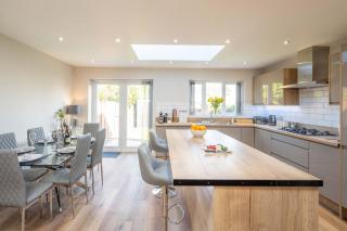 6 Bedroom, 2 Bathroom Modern, Spacious Home - 1