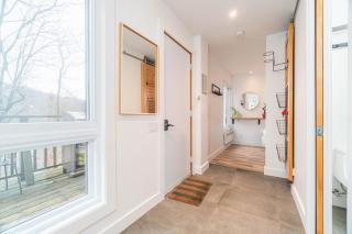 Superb views and literally 2 min walk to resort ! - 4