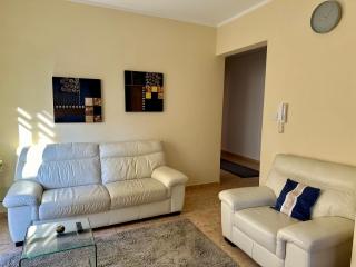 May Flower: Modern Flat close to Airport/Bus Stops - 2