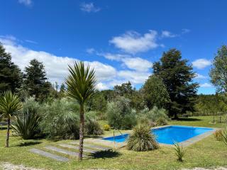 Casa con 2 Piscinas y Cama elástica - 1