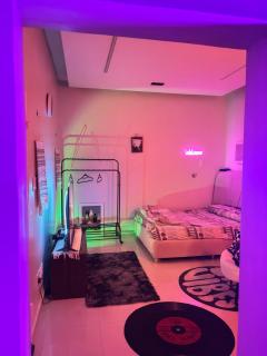 استوديو مميز بأثاث مريح - 9