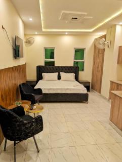 Luxury Studio Apartment Couple Friendly in Johar Town - 4