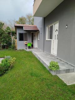 Deluxe groundfloor apartment with beautiful garden for long term rental - 1