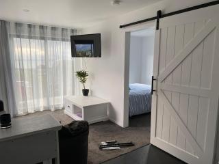 Tahuna Flat and Hire Car - 6