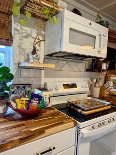 The Wing - luxurious king suite tiny studio home! - 8