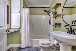 Cozy Cottage with Deck Short Walk to the Square - 9