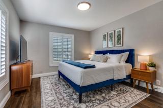 Cozy Cottage with Deck Short Walk to the Square - 8