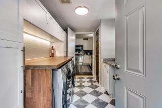 Cozy Cottage with Deck Short Walk to the Square - 5