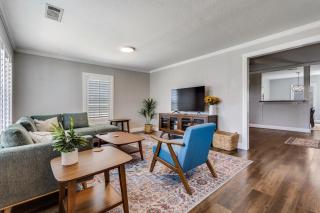 Cozy Cottage with Deck Short Walk to the Square - 2