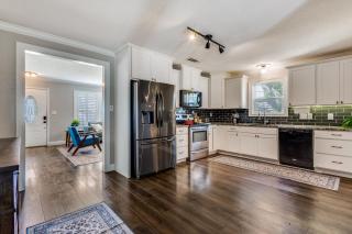 Cozy Cottage with Deck Short Walk to the Square - 1