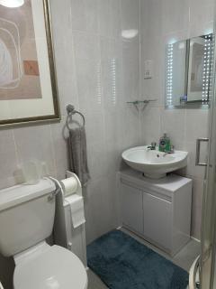 Double bedroom bungalow near Birmingham Airport, NEC,HS2,JLR & Town centres in Solihull - 1