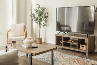 Cozy Modern Apartment Close to downtown, Gym, Pool - 6