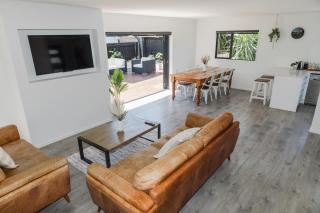 Modern Costal Escape-with Spa - Papamoa - 9